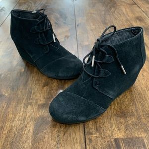 Toms Womens Size 8W Black Suede Wedge Heel Boots